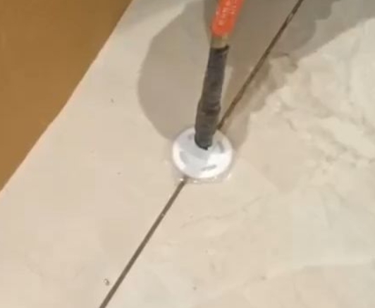 峨边瓷砖空鼓维修公司专业解答瓷砖在铺贴过程中，如果没有涂抹均匀到位的粘结材料（如水泥砂浆或瓷砖胶），可能会导致以下问题