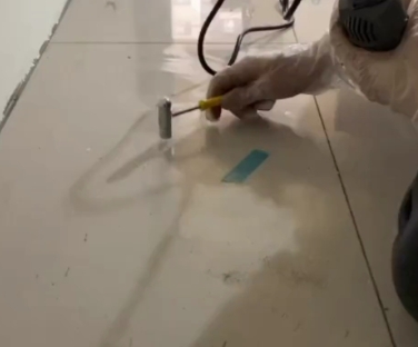 峨边瓷砖开裂维修公司专业分享瓷砖在铺贴前如果没有沥干水分，将会导致以下问题